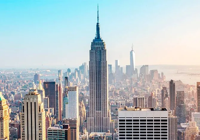 L'Empire State Building au-dessus des toits de Manhattan
